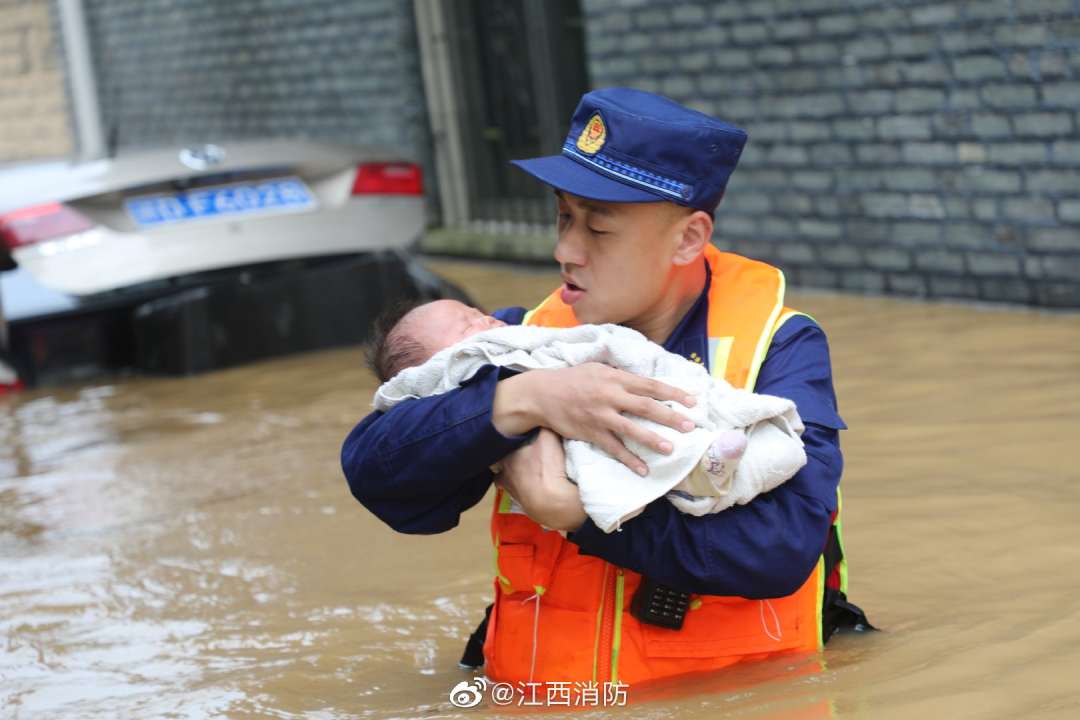 洪水中，他生怕惊醒未满月的婴儿