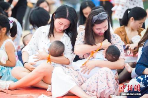 2017年5月20日，是一年一度的全国母乳喂养宣传日。当天，近两百个家庭汇聚在福州沙滩公园，举行哺乳快闪活动，呼吁社会关爱母乳喂养，保障母婴权益。 李南轩 摄